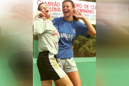 A jogadora Erika Coimbra com a amiga Waleska Moreira: morte de Waleska emociona atletas do vôlei (Foto: Paulo Giandalia/Folhapress)