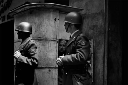 Militares vigiam preso durante ditadura no Chile: 50 anos do golpe (Foto: Biblioteca Nacional do Chile/Divulgação)