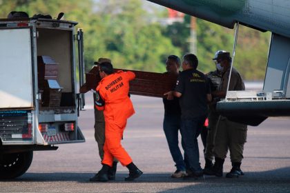Corpos chegam no aeroporto de Manaus