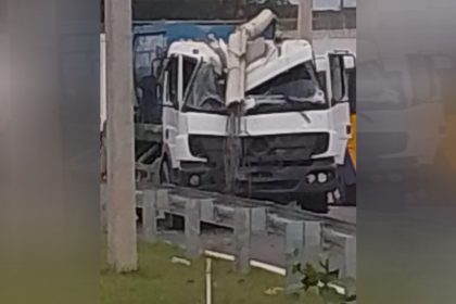 Caminhão caçamba, que transporta entulho, invadiu a contramão e atingiu o poste e os trabalhadores (Imagem: Redes sociais/Reprodução)