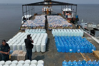 Galões e garrafões de água, além de cestas básicas, foram enviados a ribeirinhos na zona rural de Manaus