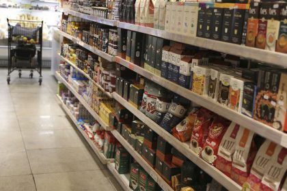 Alimentos industrializados em supermercado: rótulos têm que conter alerta sobre ingredientes (Foto Valter Campanato/ABr)