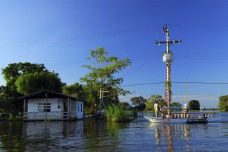 Serviço de manutenção em transformador durante a cheia em Manaus (Foto: Amazonas Energia/Divulgação)