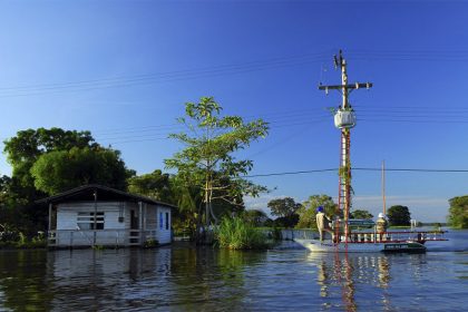 Serviço de manutenção em transformador durante a cheia em Manaus (Foto: Amazonas Energia/Divulgação)