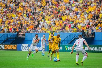Amazonas FC (amarelo) e Brusque no jogo em Manaus: decisão da Série C será em Santa Catarina (Foto: Deborah Melo/FAF)