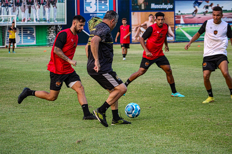 Técnico Luizinho Vieira em 'rachão' no treino do Amazonas FC: preparação para a final (Foto: Jadison Sampaio/AMFC)