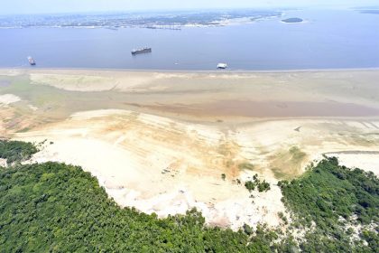 Seca gerou imensa faixa de areia no Rio Negro (Foto: Cadu Gomes/VPR)