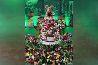 Bolo tem figura do Mickey feita com flores de açúcar (Foto: Instagram/Reprodução)