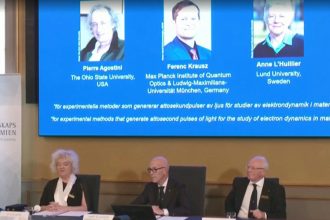 Integrantes da Academia Sueca do Nobel anunciam premiados na Física (Foto: YouTube/Reprodução)