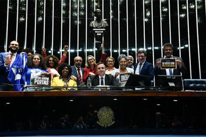 Senadores a favor do projeto de lei comemoraram aprovação (Foto: Marcos Oliveira/Agência Senado)