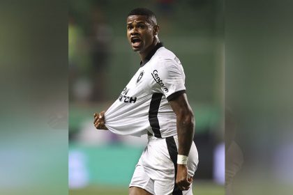 Junior Santos marcou os dois gols do Botafogo no triunfo sobre o América-MG (Foto: Vitor Silva/Botafogo)