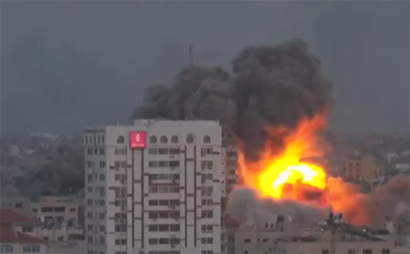 Ataque com míssil destrói prédio em Israel Imagem: CNN/YouTube)