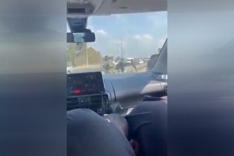 Civis se protegem dentro de carro no fogo cruzado em área de Israel (Imagem: Redes sociais/Reprodução)