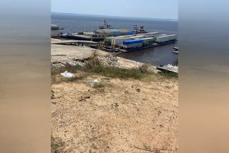 Com seca do Rio Negro, plataforma de embarque e desembarque ficou acima do nível do rio para descarregar carretas em Manaus (Foto: Divulgação)