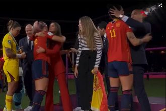 Luis Rubiales foi banido do futebol por três anos por beijo à força em Jenni Hermoso (Imagem;YouTube/Reprodução)