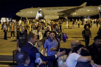 Brasileiros desembarcaram em Brasília na madrugada desta quarta (Foto: Joédson Alves/ABr)