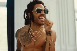 Cantor Lenny Kravitz sensualiza em clipe de nova música (Imagem: YouTube/Reprodução)
