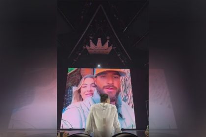 Cantor Maluma assiste vídeo no palco em que anuncia nascimento da filha (Imagem: YouTube/Reprodução)