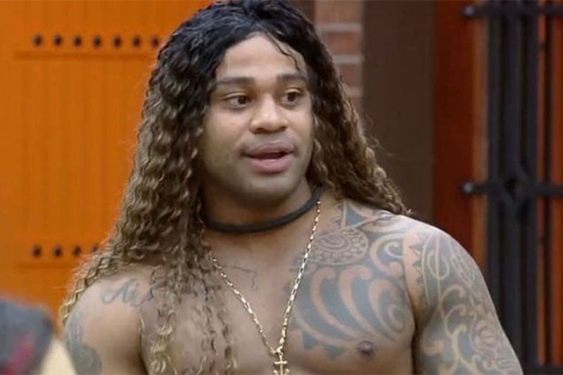 Cezar Black usa peruca em A Fazenda 15: vítima de ataques nas redes sociais (Imagem: PlayPLus/Reprodução)