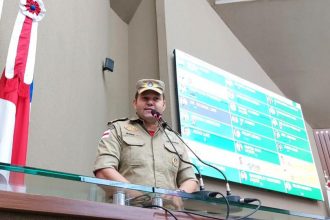 Comandante do Corpo de Bombeiros Militar, coronel Orleison Muniz, na Assembleia Legislativa (Foto: Divulgação/CBMAM)