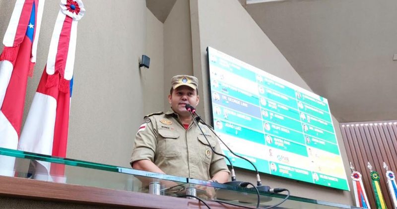 Comandante do Corpo de Bombeiros Militar, coronel Orleison Muniz, na Assembleia Legislativa (Foto: Divulgação/CBMAM)