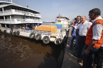 Geraldo Alckmin e Wilson Lima na orla de Manaus: cobrança pela BR-319 (Foto: Diego Peres/Secom)
