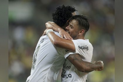 Romero, autor do gol, é abraçado por Gil: Corinthians se distancia do Z-4 (Foto: Rodrigo Coca/Agência Corinthians)