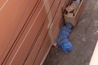 Corpo enrolado na lona, no bairro Nossa Senhora Aparecida, em Manaus (Foto: Reprodução/Redes Sociais)