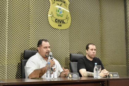 Delegados Bruno Fraga e Paulo Mavignier em entrevista coletiva: prisão de irmãos por tortura de adolescente e estupro de criança (Foto: Erlon Rodrigues/PC-AM/Divulgação)