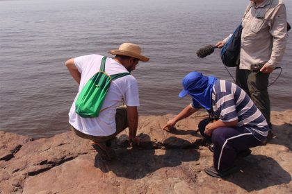 Arqueólogos analisam gravuras em pedras na zona leste de Manaus: sinais de seca severa (Foto: Valter Calheiros)