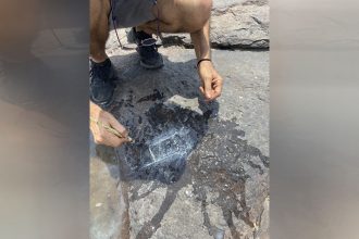 Caulim foi colocado para realçar gravuras pré-históricas em pedras na orla de Manaus (Foto: X/Reprodução)