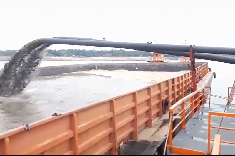 Dragagem na Costa do Tabocal está acelerada para permitir passagem de grandes navios (Foto: Facebook/Reprodução)