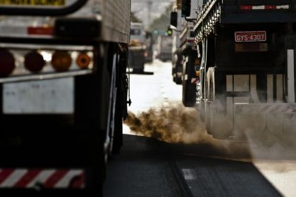 Emissão de gases por descarga de caminhão (Foto: Agência Brasil/Arquivo)