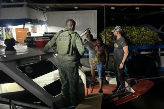 Passageiros foram transferidos para lancha da polícia. Barco encalhou em banco de areia (Foto: SSP-AM/Divulgação)