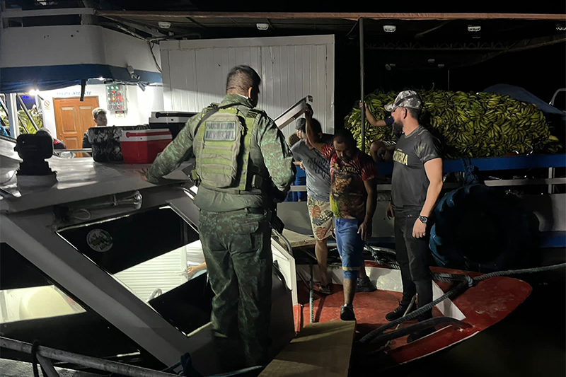 Passageiros foram transferidos para lancha da polícia. Barco encalhou em banco de areia (Foto: SSP-AM/Divulgação)