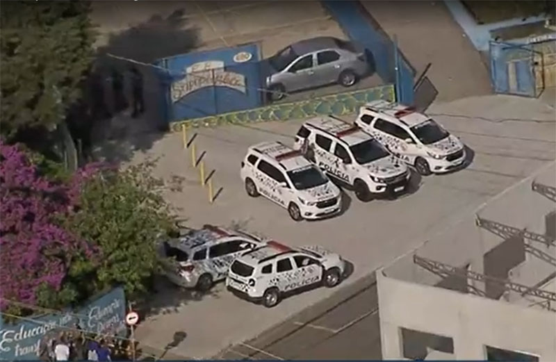Polícia ocupou a frente da escola e apura motivação do ataque (Imagem: G1/YouTube/Reprodução)
