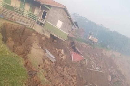 Barranco desmoronou e causou desabamento de escola em Iranduba (Foto: Redes sociais/Reprodução)