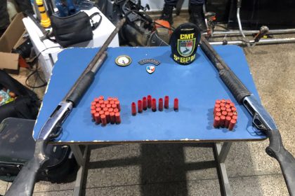 Espingardas e munições foram apreendidas com suspeitos de pirataria (Foto: PM-AM/Divulgação)