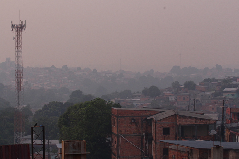 Fumaça encobre bairros na zona leste de Manaus (Foto: Valter Calheiros/Divulgação)