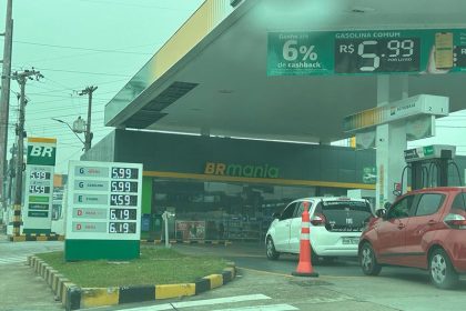 Postos em Manaus vendem litro da gasolina a R$ 5,99 (Foto: Valmir Lima/AM ATUAL)