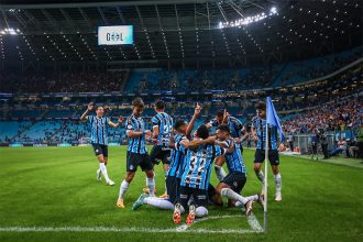Jogadores do Grêmio comemoram terceiro gol no triunfo sobre o Flamengo (Foto: Lucas Uebel/Grêmio FBPA)