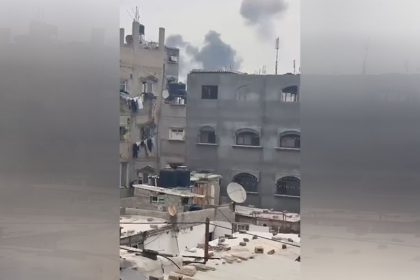 Brasileiro gravou em vídeo fumaça causada por bombardeio (Foto: YouTube/Reprodução)