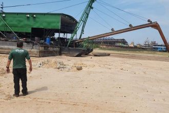 Ipaam multou estaleiro e PF destruiu dragas de garimpo (Foto: Ipaam/Divulgação)
