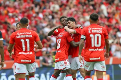 Jogadores do Internacional comemoram gol em goleada sobre o Santos (Foto: Ricardo Duarte/ Sport Clube Internacional)