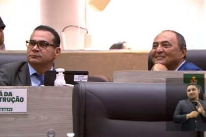 Jaildo Oliveira (de óculos), vereador do PCdoB, e o presidente municipal do PT, Valdemir Santana (Foto: Reprodução/YouTube)