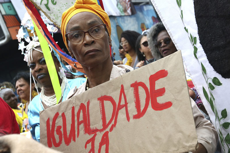 Manifestação de mulheres contra o racismo: maiores vítimas (Foto: Tânia Rêgo/ABr)