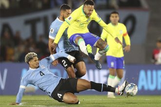 Neymar em lance de jogo contra o Uruguai: contusão no joelho (Foto: Vitor Silva/CBF)