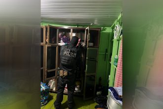 Policial faz buscas em casa de suspeito no combate ao tráfico de drogas (Foto: PC-AM/Divulgação)