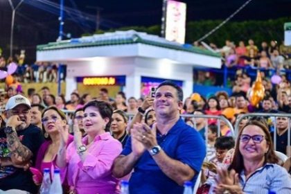 Prefeito Beto D'Ângelo (no centro, batendo palma), pagará R$ 490 mil por show de Zé Vaqueiro (Foto: Reprodução/Instagram/prefeituradempu)