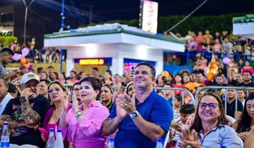 Prefeito Beto D'Ângelo (no centro, batendo palma), pagará R$ 490 mil por show de Zé Vaqueiro (Foto: Reprodução/Instagram/prefeituradempu)